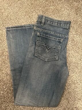 Classic Relaxed Fit medium Wash Jeans with Decorative Back Pocket